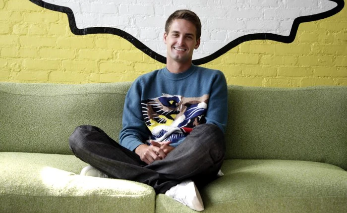 Evan Spiegel "đá xoáy" Facebook bằng câu nói: "Yahoo cũng có thanh tìm kiếm đấy thôi, nhưng họ có phải Google đâu?"