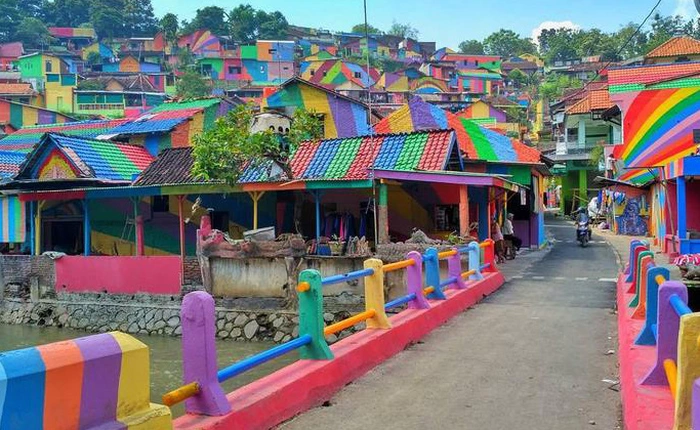 Sau khi được sơn lại với màu sắc cầu vồng, ngôi làng tồi tàn biến thành địa điểm checkin vạn người mê