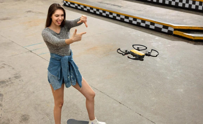 DJI trình làng drone Spark: Nằm gọn, có thể chụp ảnh và quay video, điều khiển bằng smartphone, giá 499 USD