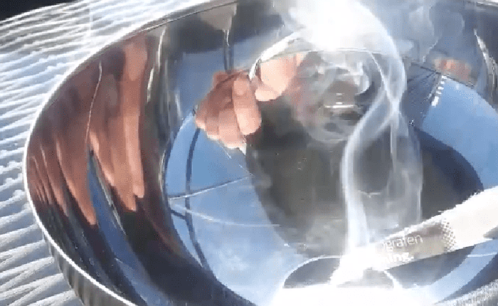 Đang ăn nho thì cái bát đựng của IKEA cháy bùng, anh chàng người Thụy Điển hoảng hồn upload video lên Facebook để chứng minh.