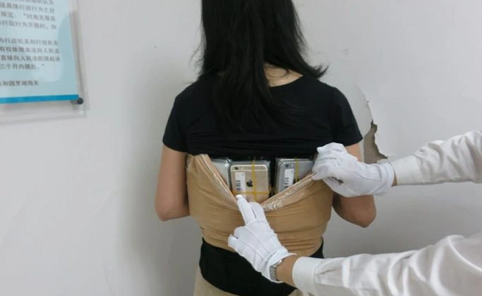 Một phụ nữ bị bắt vì buôn lậu hơn 100 chiếc iPhone và đồng hồ Tissot bằng cách quấn quanh cơ thể