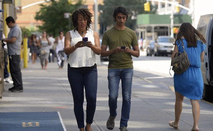 Một thành phố ở Mỹ phạt tiền người đi bộ dùng điện thoại