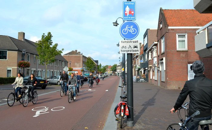 Hà Lan xây dựng làn đường dành cho xe đạp bằng... giấy vệ sinh đã qua sử dụng