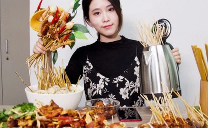 Bày trò nấu nướng tại văn phòng rồi up clip lên mạng, "thánh nữ ăn vặt" kiếm hơn 1,6 tỷ đồng cho mỗi sản phẩm trong video