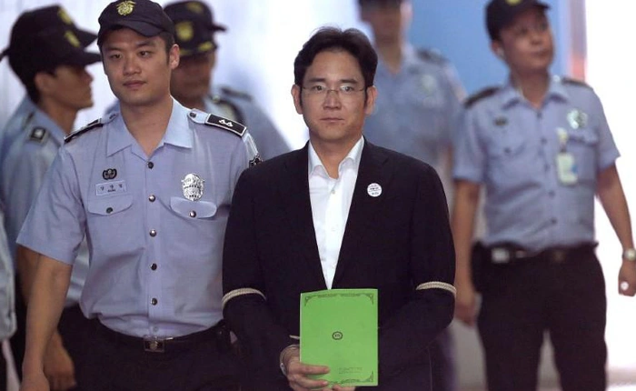 Người thừa kế Samsung nén nước mắt khi bị đề nghị án tù dài nhất lịch sử