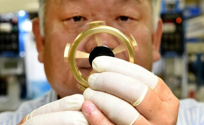 Công ty Nhật tạo ra phiên bản "Rolls Royce" của món đồ chơi fidget spinner, có thể quay 12 phút không ngừng