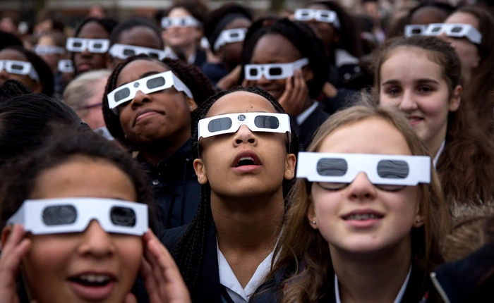 Amazon bất ngờ thu hồi toàn bộ kính ngay trước sự kiện Nhật thực toàn phần, cho rằng chúng không an toàn