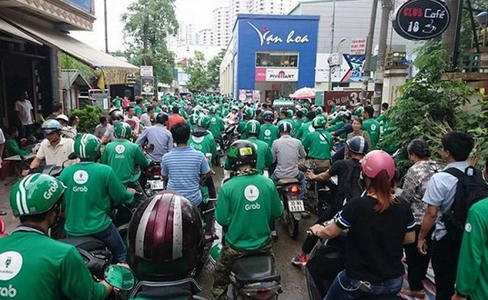 Grab tăng thu chiết khấu lên 20%, lái xe GrabBike đình công tập thể