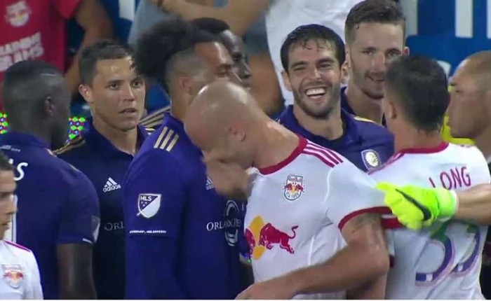 Kaka bị dính thẻ đỏ tức tưởi vì công nghệ trọng tài video VAR khi vuốt mặt bạn thân