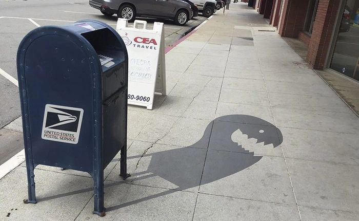 [Vui] Những chiếc bóng đổ khiến người qua đường như lạc giữa thế giới hoạt hình của Tim Burton