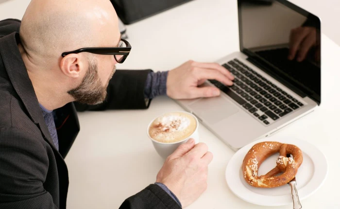 Tim hiểu 5 thói quen phổ biến nơi công sở sẽ khiến bạn tăng cân nhanh chóng