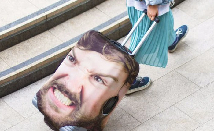 Mẫu vali kì lạ được in hình mặt người sẽ khiến tên trộm nào có ý đồ xấu xa cũng phải khiếp sợ