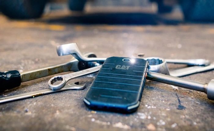 [IFA 2017] Hãng sản xuất máy ủi CAT ra mắt hai smartphone và một tablet mới: Không sợ nước cũng chẳng sợ độ cao