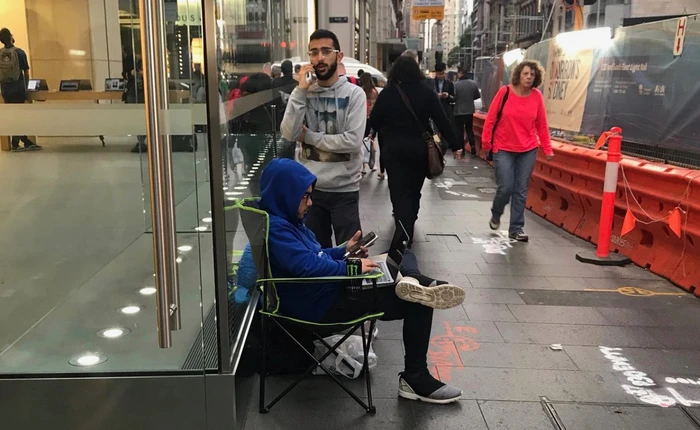 10 ngày nữa iPhone 8 mới mở bán, nhưng đã có những người đầu tiên xếp hàng trước cửa Apple Store để chờ mua
