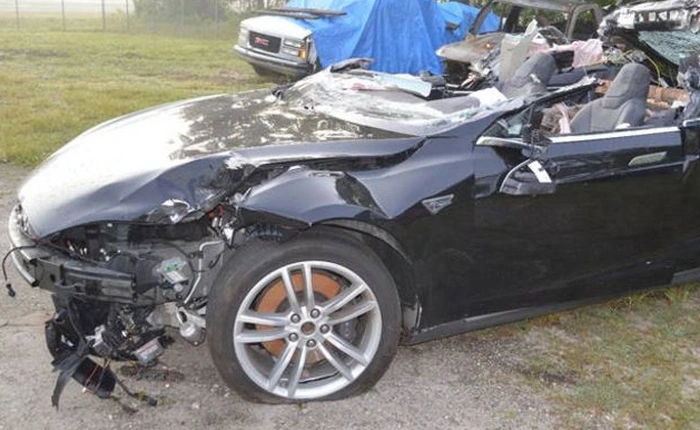 Người cha mất con vì tai nạn xe Tesla năm 2016 đứng lên bảo vệ công ty và Elon Musk