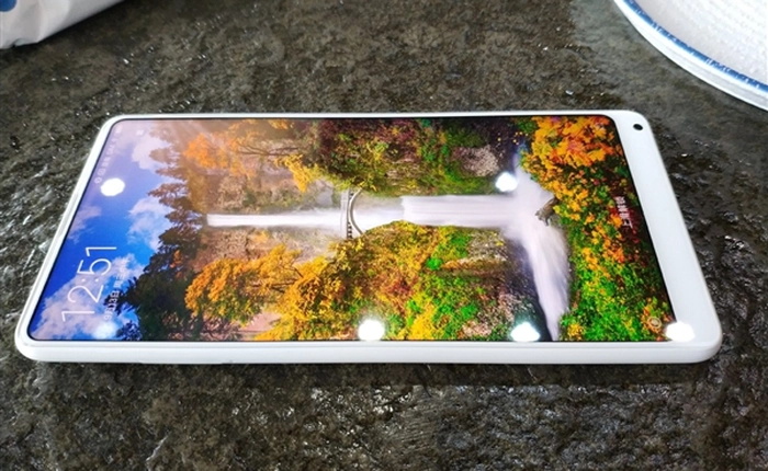 Ảnh thực tế Xiaomi Mi Mix 2 vỏ gốm màu trắng: mặt lưng tuyệt đẹp nhưng vẫn còn đó đường viền