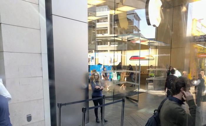 Khung cảnh “ảm đạm” ngày đầu mở bán iPhone 8 tại Úc