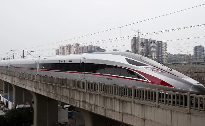 Trung Quốc: Tàu cao tốc nhanh nhất thế giới đi vào hoạt động, vận tốc 350 km/h, chạy êm đến mức đồng xu không đổ
