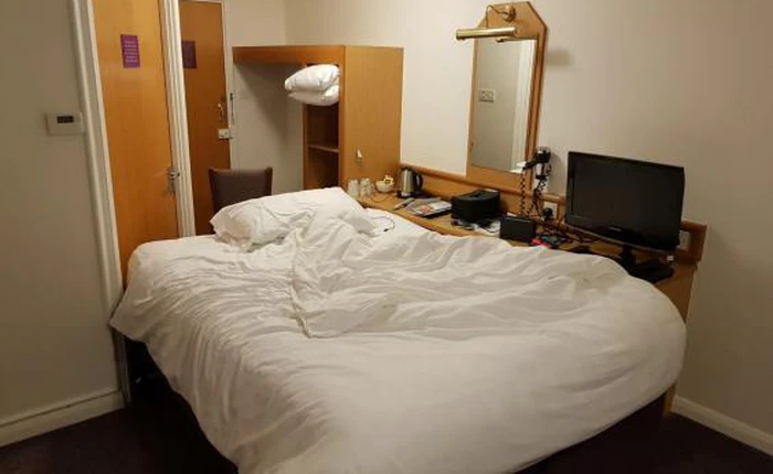 Sợ điện thoại hết pin, anh chàng sắp xếp lại cả phòng khách sạn chỉ để được nằm ngủ… gần ổ điện