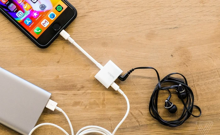 Apple chính thức bán cổng chuyển cho phép vừa cắm sạc vừa nghe nhạc trên iPhone 8