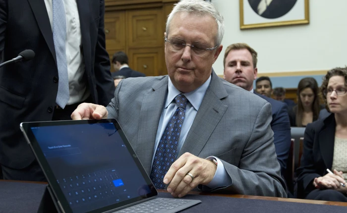 Luật sư Bruce Sewell từ chức Phó Chủ tịch cấp cao và cố vấn pháp lý tại Apple