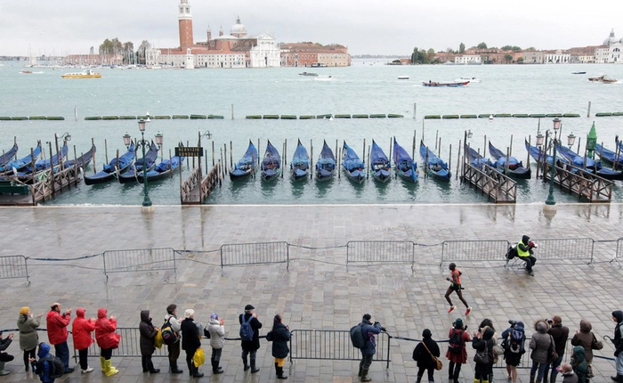 Vận động viên giành chức vô địch trong cuộc đua Marathon vì đối thủ đều chạy nhầm hướng