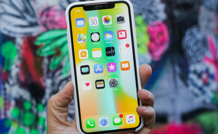 Apple thực hiện một thay đổi lớn khi những người đầu tiên được đánh giá iPhone X không phải là các chuyên gia công nghệ