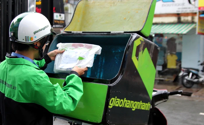 Giao Hàng Nhanh đã cho nghỉ việc nhân viên biển thủ tiền của khách hàng, đền bù lại tiền và gửi thư tay xin lỗi khách