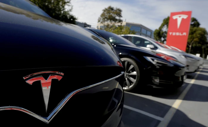 Mercedes-Benz bí mật thuê một chiếc Tesla Model X để mổ xẻ và nghiên cứu, nhưng lại bị phát hiện vì lắp ráp cẩu thả trước khi trả lại