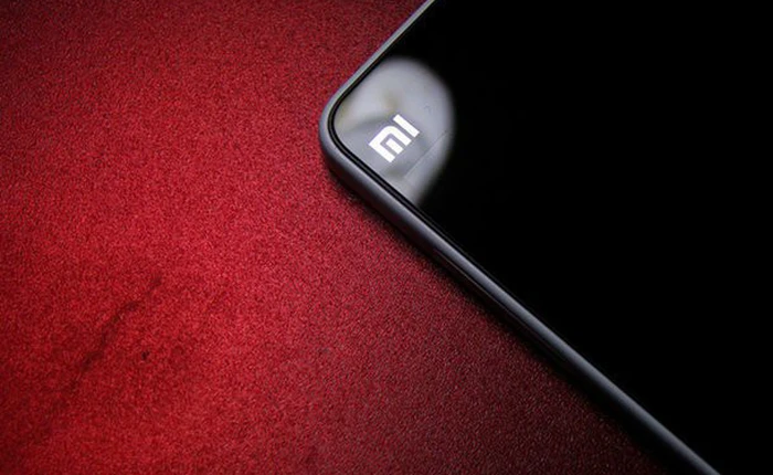 Xuất hiện hình ảnh được cho là Xiaomi Mi6X, giống iPhone X nhưng có thêm cảm biến vân tay ở phía sau