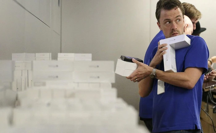 Thừa nhận làm giảm hiệu năng iPhone cũ, Apple giống như bị bắt quả tang khi đang làm điều mờ ám, khiến người dùng tức giận và mất niềm tin