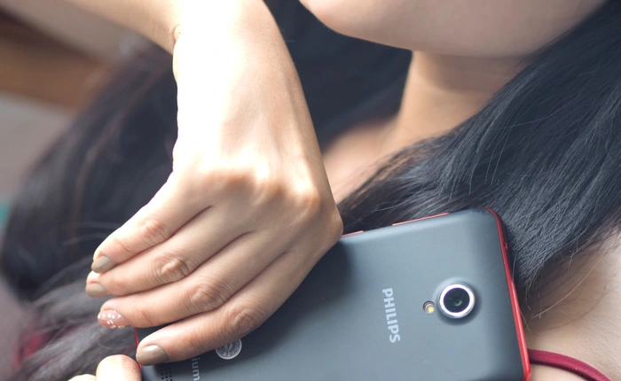 Philips V377: pin "khủng", giá bình dân
