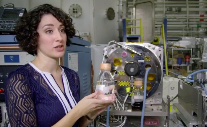 Chi phí mang nước lên vũ trụ là 1 tỷ đồng/lít, vì vậy NASA đã tìm ra cách giúp phi hành gia biến nước tiểu này uống được