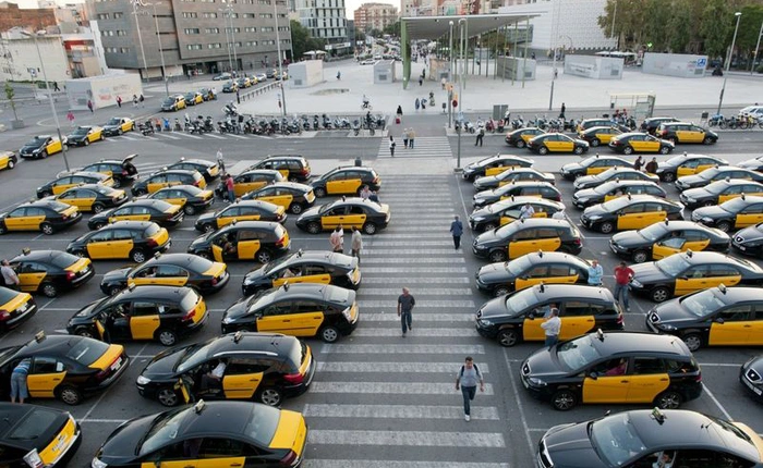 Giá giấy phép taxi tại Barcelona tăng 500% và cuộc chiến giữa taxi truyền thống với Uber