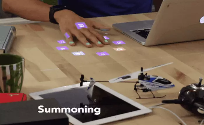 Hô biến bàn làm việc thành...màn hình cảm ứng, đúng là không có giới hạn về trí tưởng tượng trong thế giới công nghệ