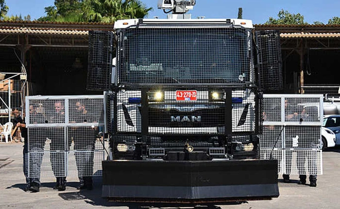 Cảnh sát Israel được trang bị xe vòi rồng phun nước với máy ngắm laser để đối phó với khủng bổ