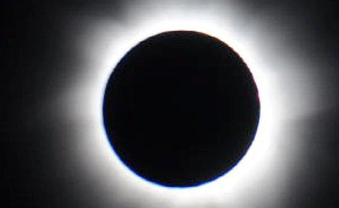 Hàng loạt người đổ xô lên Google thắc mắc tại sao nhìn vào nhật thực lại khiến họ nhức mắt