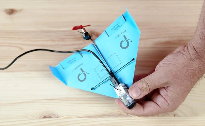 Thời đại của máy bay giấy đã qua rồi, giờ bạn đã có máy bay công nghệ kết nối smartphone