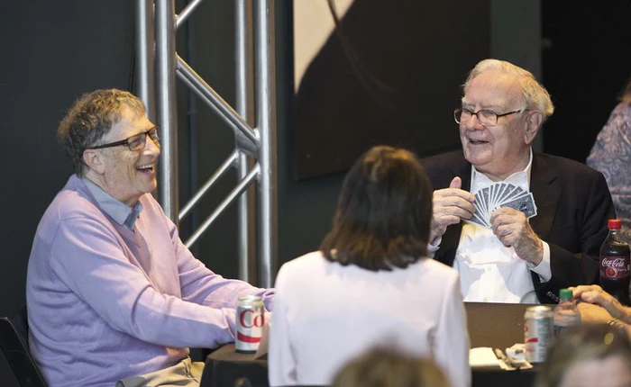 Cuộc sống bình dị của tỷ phú giàu thứ ba thế giới Warren Buffett: Ở nhà cũ, đi xe cà tàng, ăn uống giản đơn, thích chơi tiến lên