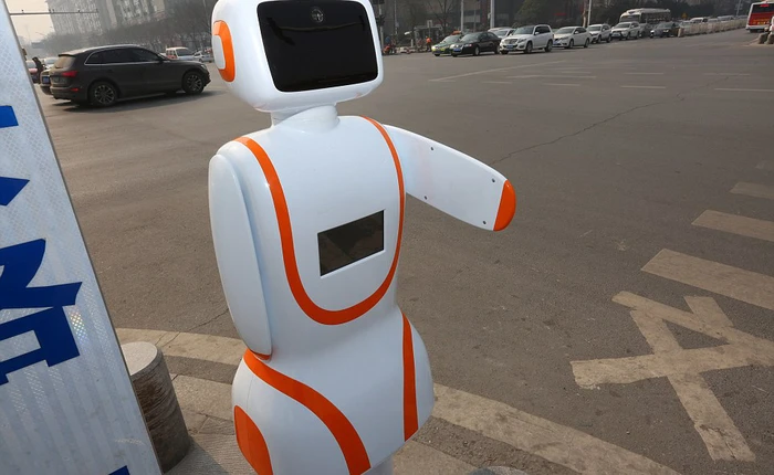 Trung Quốc bắt đầu dùng robot để ngăn người đi bộ qua đường sai vị trí