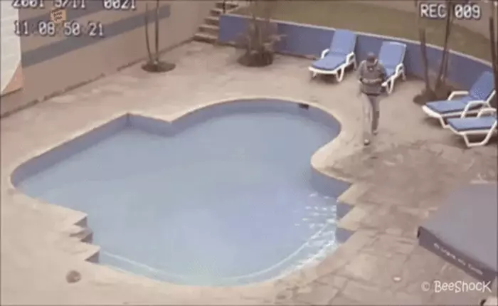 Những khoảnh khắc u đầu, mẻ trán khi người ta cứ mải cắm mặt vào điện thoại