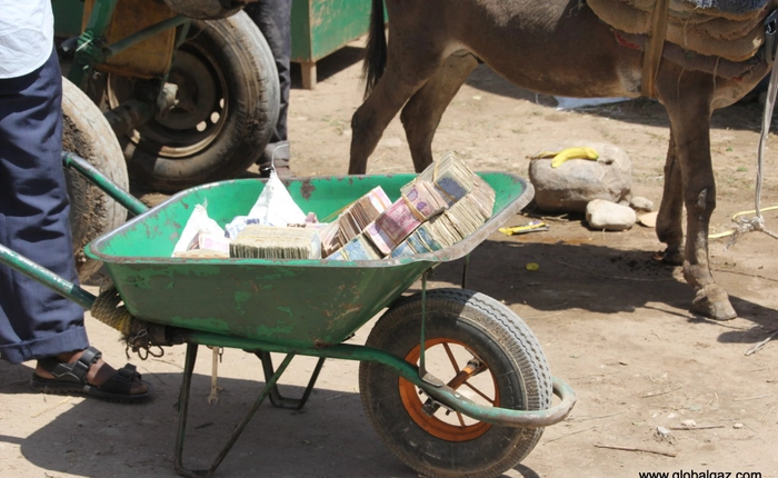 Quốc gia nghèo chẳng có gì ngoài tiền, đi chợ mua rau cũng phải mang cả bao tải, chất tiền thành đống