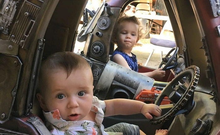 Ông bố "xịn" nhất năm: độ xe đồ chơi của con trai thành chiến xa trong siêu phẩm hành động Mad Max