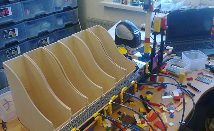 Anh chàng này mua được HAI TẤN LEGO về chơi, dùng machine learning để phân loại từng miếng