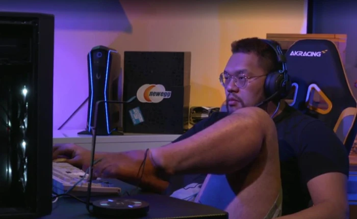 Game thủ khinh người: Thi đấu bằng chân, ngủ gật giữa trận, điều lính đi lòng vòng để trêu ghẹo đối thủ