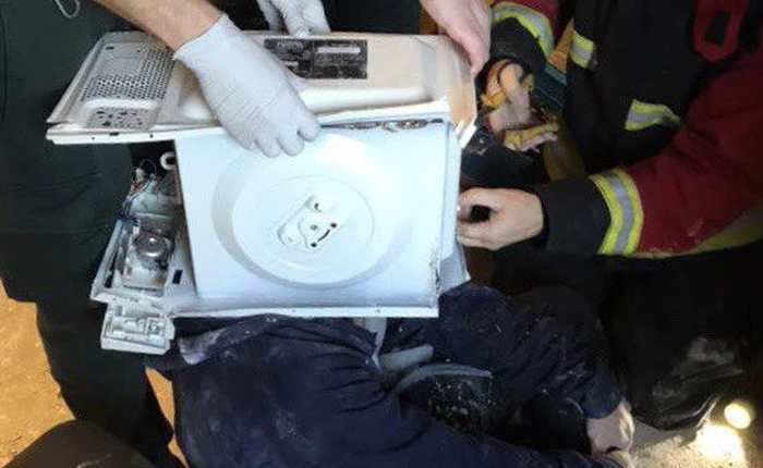 Youtuber suýt chết vì đổ xi măng vào lò vi sóng rồi... cắm đầu vào