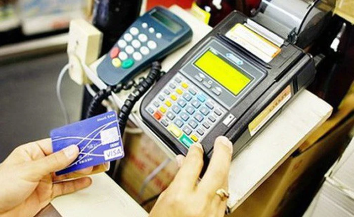 Ăn uống nhà hàng phải quẹt thẻ: Ai 'gánh' phí giao dịch?