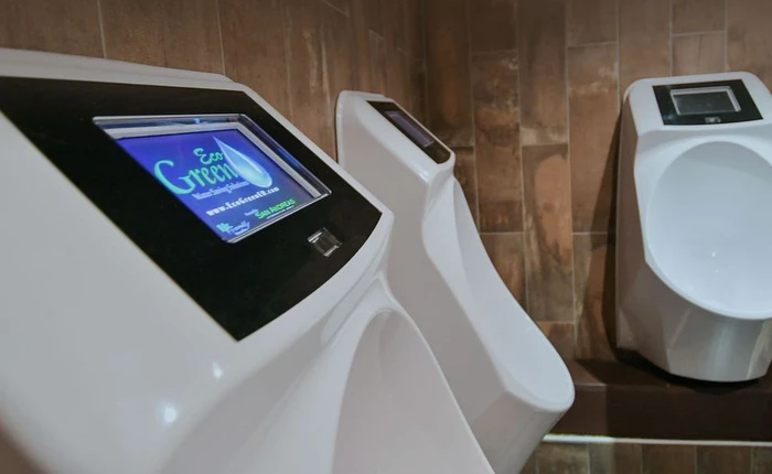 Xuất hiện bồn tiểu thông minh, dùng ít nước, không mùi và phát cả quảng cáo cho bạn xem khi đang "giải quyết nỗi buồn"