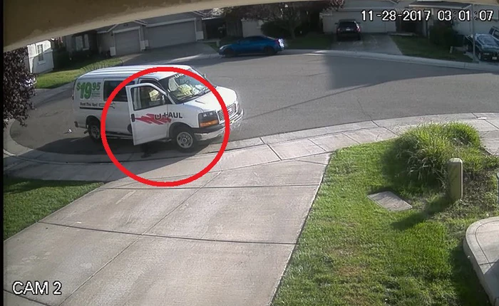 Tài xế giao hàng của Amazon bị bắt quả tang phóng uế trước cửa nhà dân