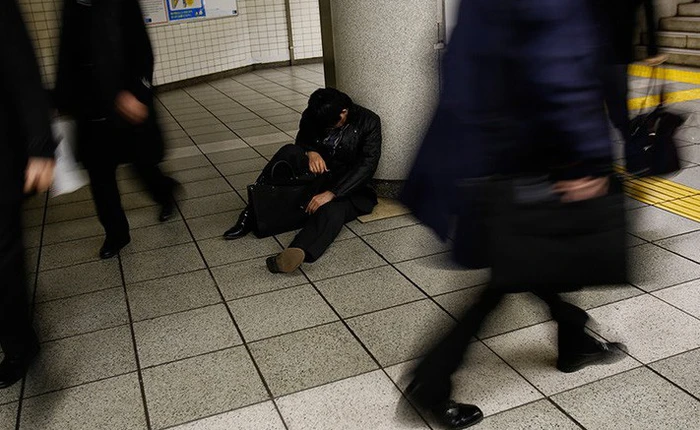 Nhật Bản: Dùng drone bay khắp văn phòng, bật nhạc om sòm để đuổi những nhân viên làm việc quá giờ